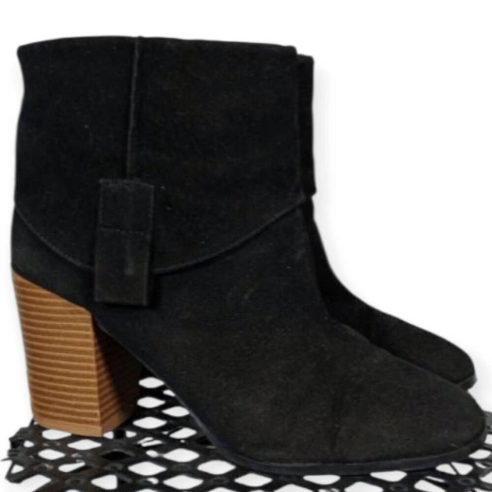 QUPID BLACK FAUX SUEDE BOOTIES SZ.6.5-7 GUC.